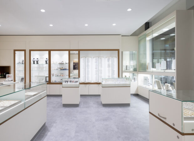 Moderne Ladenplanung eines Juwelierfachgeschäfts. Präsentationstische mit Wandvitrinen und Schaufenster